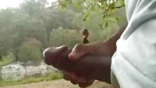ಕಪ್ಪು ಸ್ಟಾಕಿಂಗ್ಸ್‌ನಲ್ಲಿರುವ ಹೊಲಸು ಮರಿಯನ್ನು ಪ್ರೀಸ್ಲಿ ಮ್ಯಾಡಾಕ್ಸ್ ತನ್ನ ತಲೆಯನ್ನು ನೀಡುತ್ತದೆ